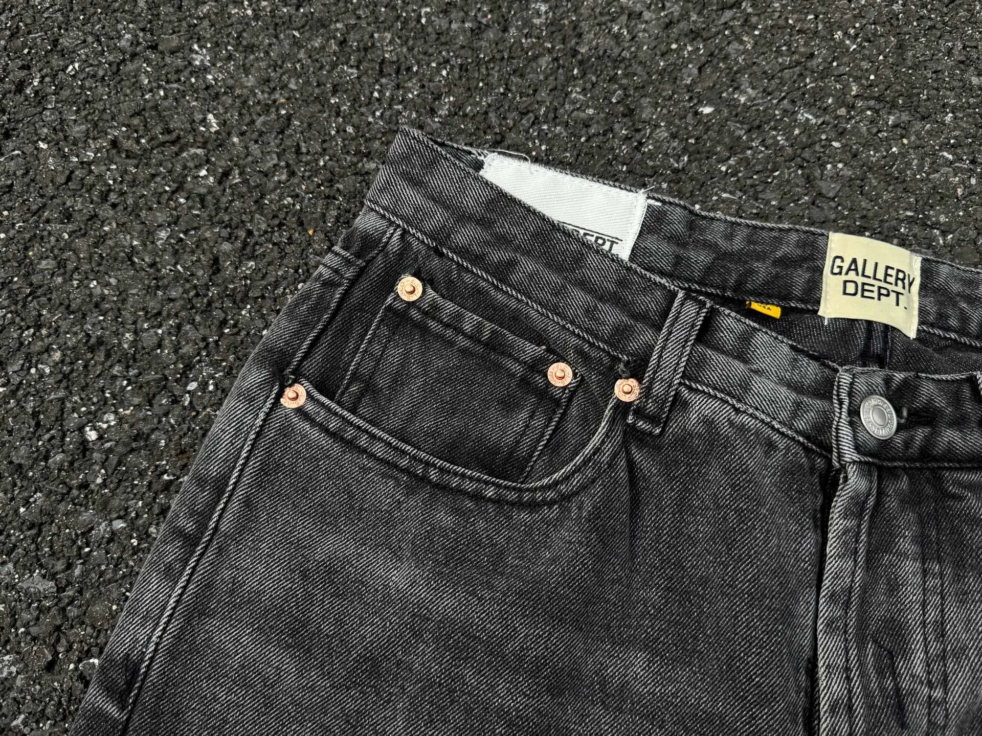 P246💰G990 GALLERY DEPT Denim Flared Jeans Washed and Distressed Spliced ​​Jeans Denim Washing Factory. During this process, the owner of the washing factory helped introduce a boss who once worked for Levi OEM and started his own business. This also paved the way for the following styles. Therefore, Levi's remodeled single product for the base plate is really familiar. Whether it is the fabrics supplied or the lathes used in production, there is nothing to choose from. -Color: Black -Size: S-XXL (corresponding to 28-36)